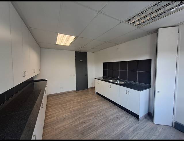 423M² OFFICE TO LET IN HYDE PARK